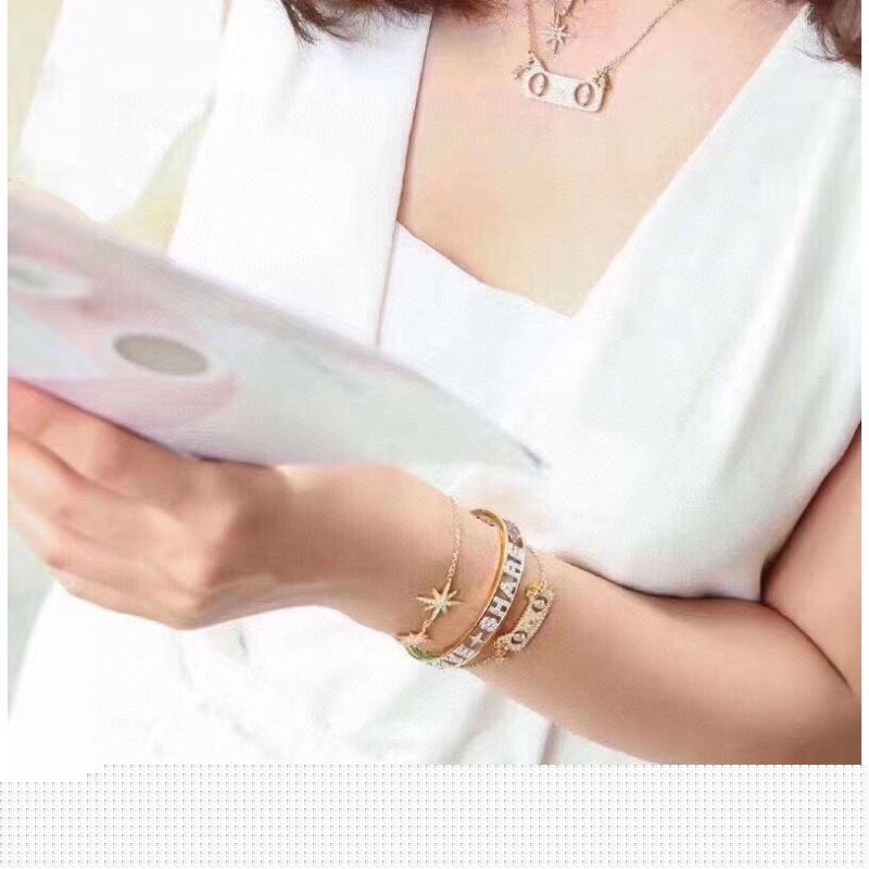 Apm Necklaces